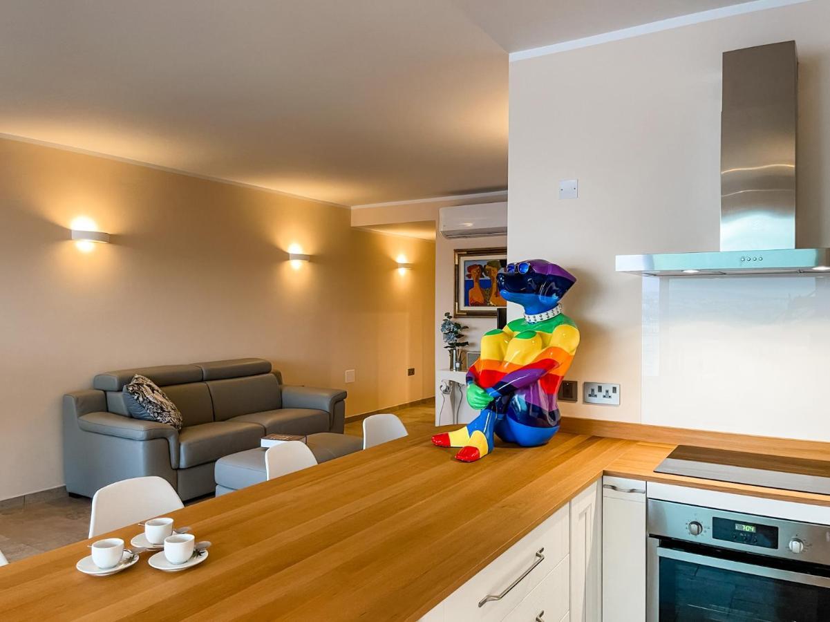 Unique Seafront Triplex Penthouse With Panoramic Bedroom & Rooftop Jacuzzi Overlooking Valletta Sliema Buitenkant foto
