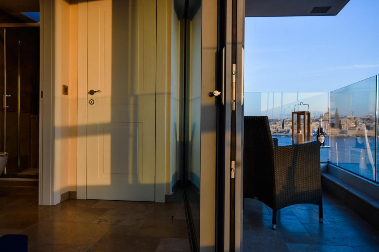 Unique Seafront Triplex Penthouse With Panoramic Bedroom & Rooftop Jacuzzi Overlooking Valletta Sliema Buitenkant foto