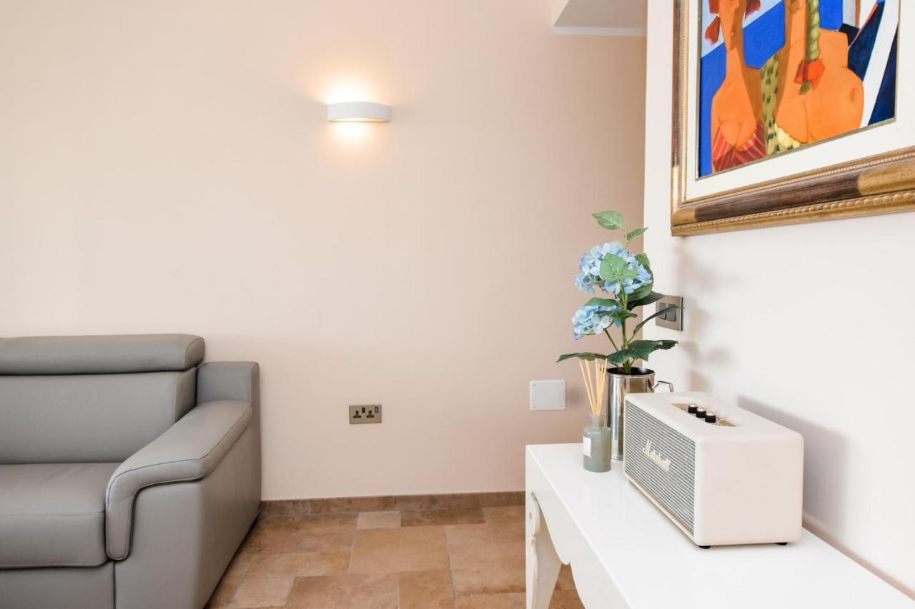 Unique Seafront Triplex Penthouse With Panoramic Bedroom & Rooftop Jacuzzi Overlooking Valletta Sliema Buitenkant foto