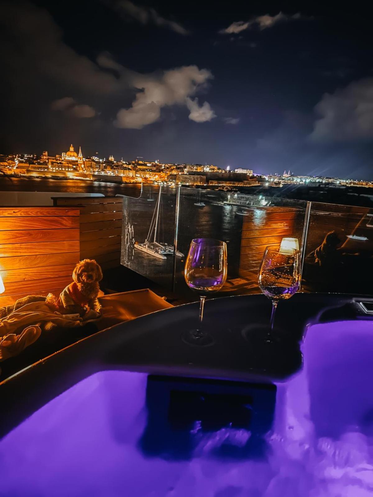 Unique Seafront Triplex Penthouse With Panoramic Bedroom & Rooftop Jacuzzi Overlooking Valletta Sliema Buitenkant foto
