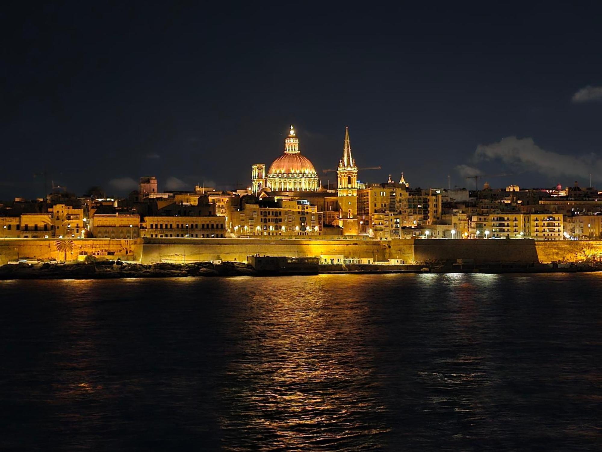 Unique Seafront Triplex Penthouse With Panoramic Bedroom & Rooftop Jacuzzi Overlooking Valletta Sliema Buitenkant foto