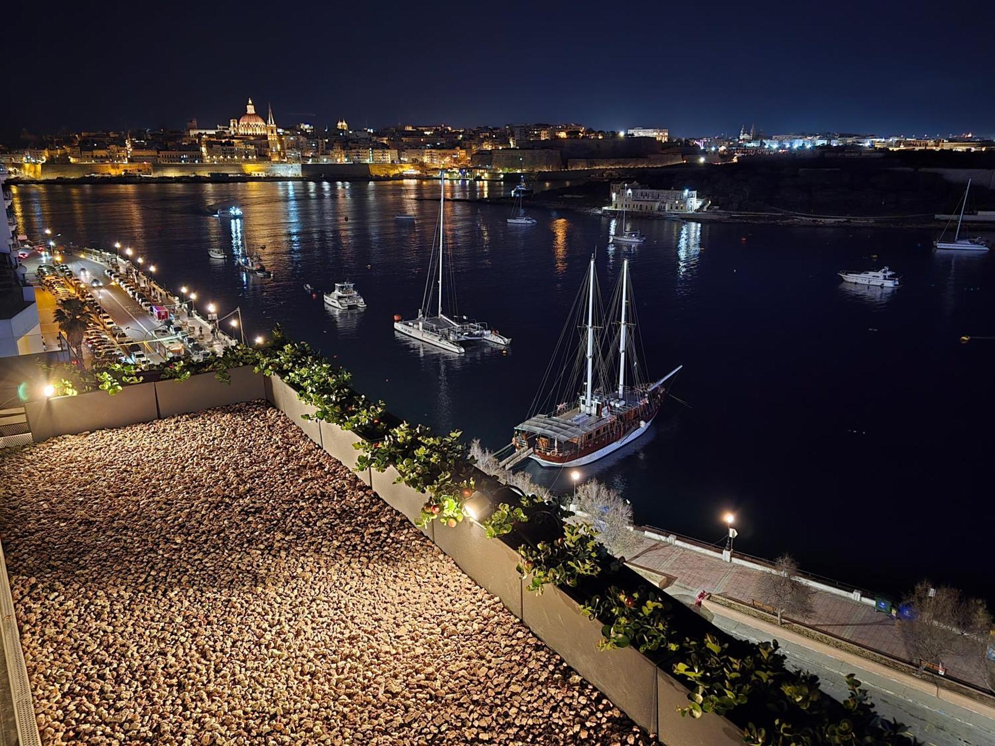 Unique Seafront Triplex Penthouse With Panoramic Bedroom & Rooftop Jacuzzi Overlooking Valletta Sliema Buitenkant foto