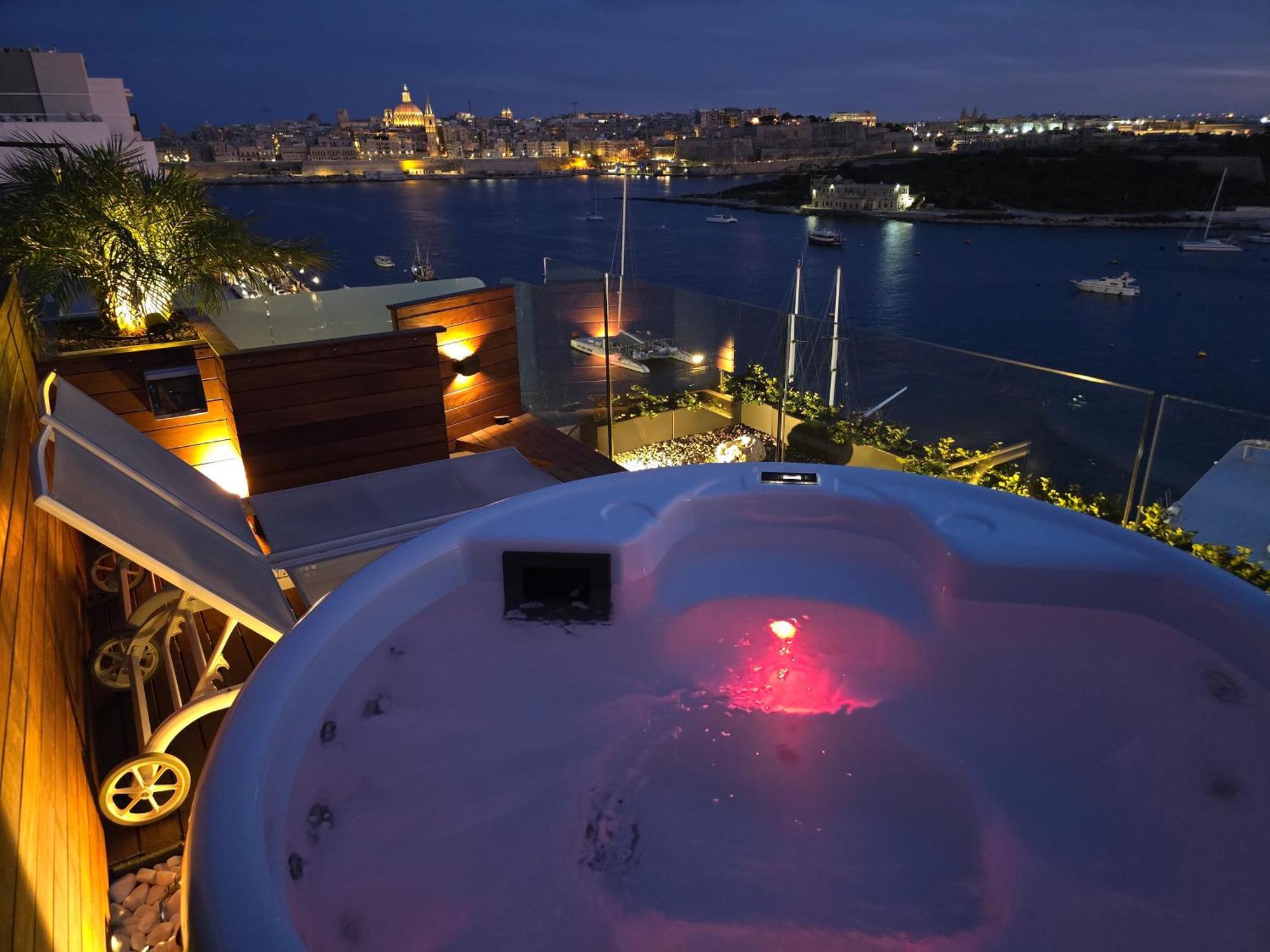 Unique Seafront Triplex Penthouse With Panoramic Bedroom & Rooftop Jacuzzi Overlooking Valletta Sliema Buitenkant foto