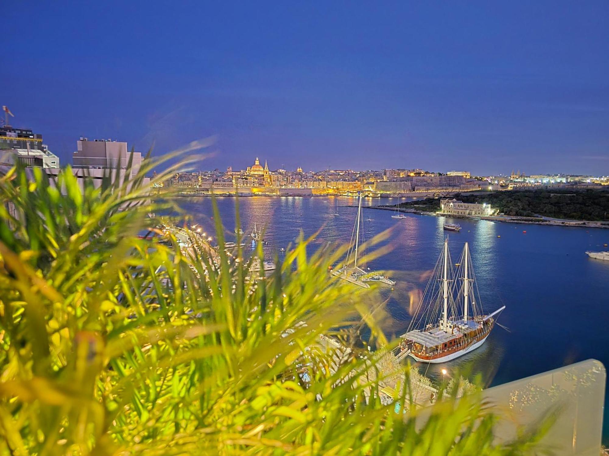 Unique Seafront Triplex Penthouse With Panoramic Bedroom & Rooftop Jacuzzi Overlooking Valletta Sliema Buitenkant foto