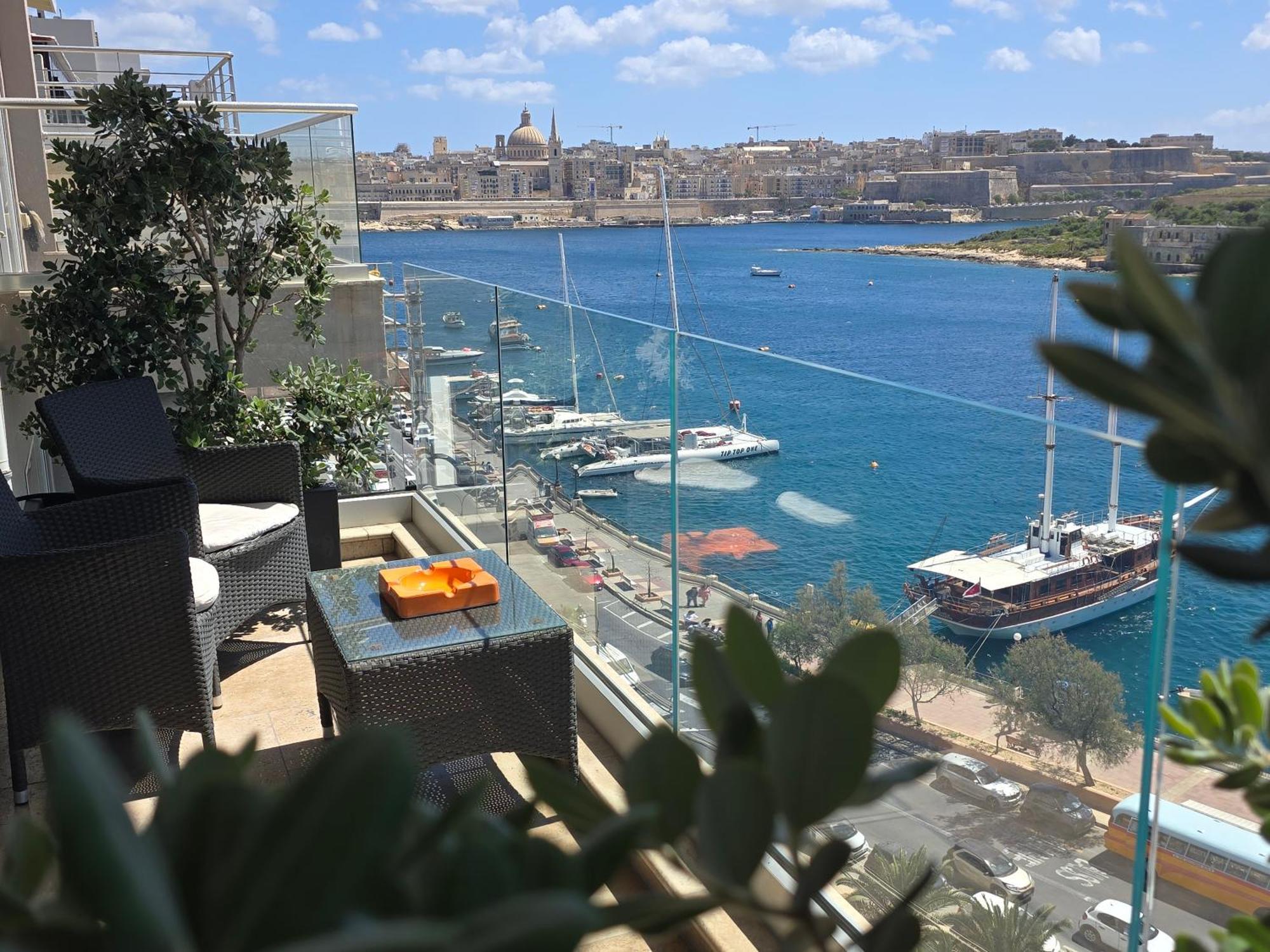 Unique Seafront Triplex Penthouse With Panoramic Bedroom & Rooftop Jacuzzi Overlooking Valletta Sliema Buitenkant foto